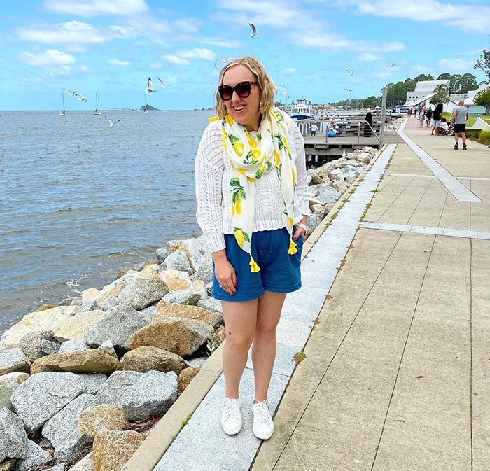 How to hide a belly with the right accessories - scarf | 40plusstyle.com