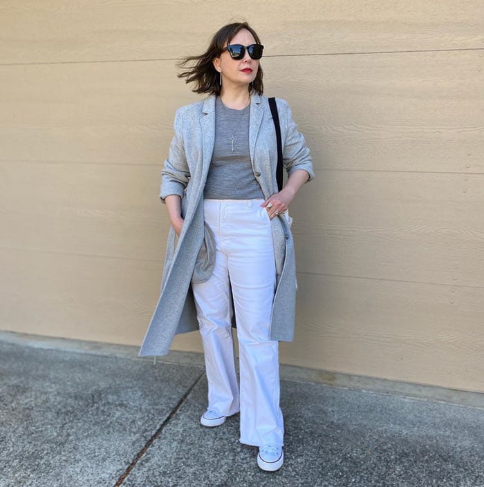 Long coat, classic t-shirt, white jeans and sneakers | 40plusstyle.com