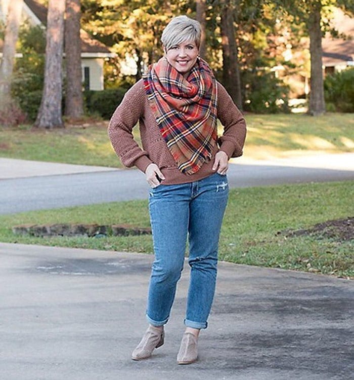Natural style - Fonda in jeans and a check scarf | 40plusstyle.com