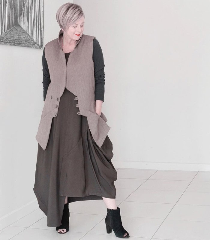 How to hide your belly with the right clothes | 40plusstyle.com