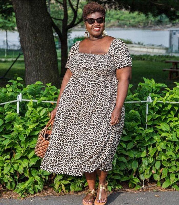 Best dresses to hide a tummy - Georgette in a patterned dress | 40plusstyle.com