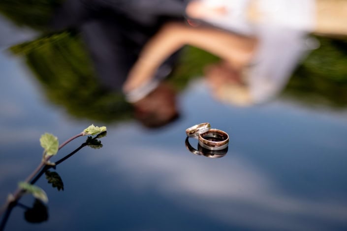 Eheringe mit Spiegelung vom Brautpaar Eheringe mit Spiegelung vom Brautpaar