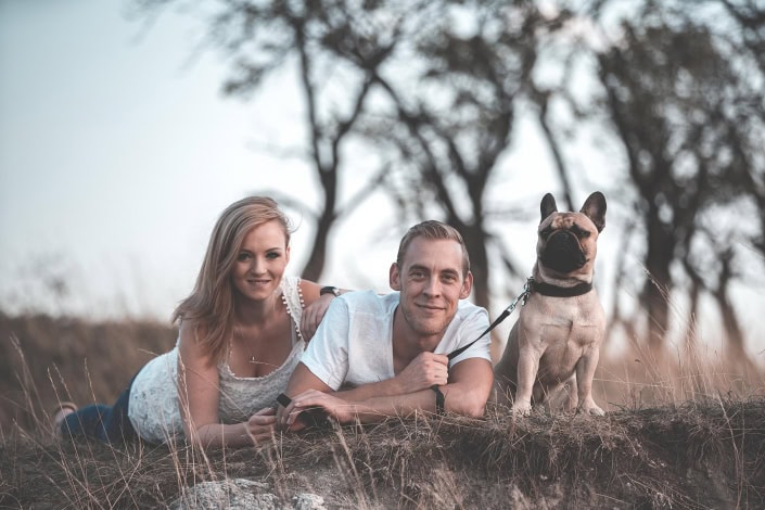 Paarbilder mit franzoesische Bulldogge ungewöhnliche Landschaft & ein Fashionstyle harmonieren auf diesem Paarbild © Andreas Pöcking Fotograf in Erfurt