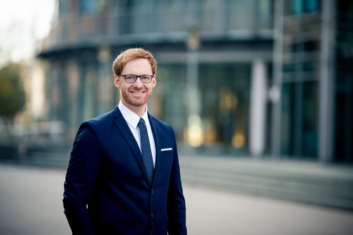 klassisch modernes Outdoor Bewerbungsbild ein klassisches, jedoch modern umgesetztes Bewerbungsbild mit Businesshintergrund © Andreas Pöcking Fotograf in Erfurt