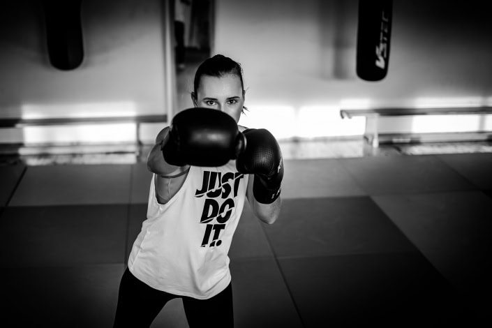 Sportikus Heike – Portrait beim Boxen Box Portrait in SW fotografiert aus der Bewegung Indoor und mit Tageslicht in Erfurt Kamera: Canon EOS R RF35mm 1.8