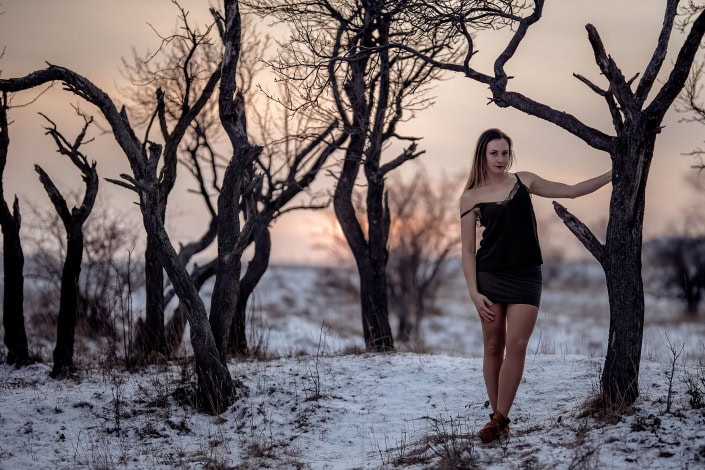 Winter Boudoir Fotoshooting in Erfurt Boudoir Fotoshooting Outdoor im Schnee im Licht der untergehenden Wintersonne in Erfurt Canon EOS R Sigma 105mm