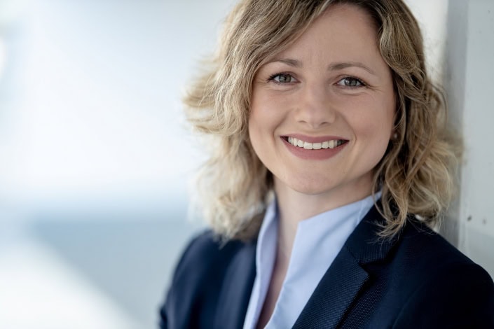 mit Tageslicht fotografiertes Business Portrait Canon EOS R Sigma Art 105mm mit Tageslicht fotografiertes Business Portrait Canon EOS R Sigma Art 105mm