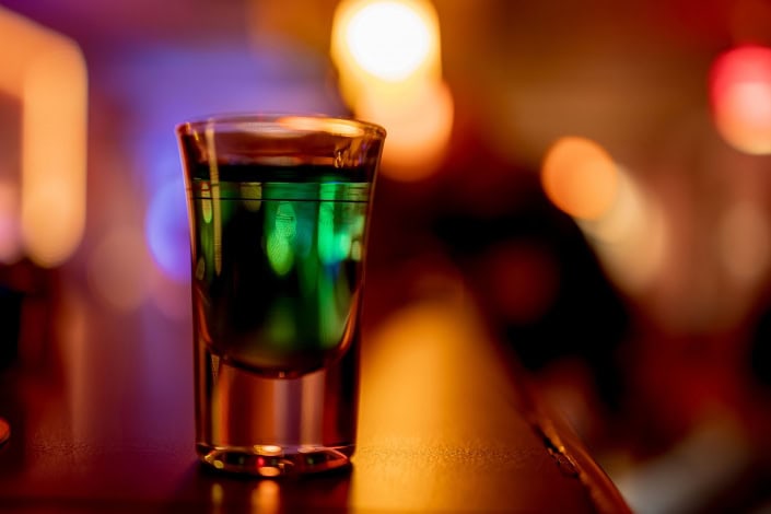 atmosphärisches Stilleben CKB Erfurt Nahaufnahme Glas Pfeffi in der atmosphärischen Lichtstimmung im CKB in Erfurt