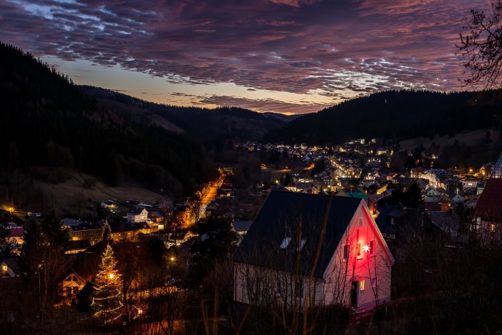 Abenddämmerung über Manebach toller Abendhimmel über dem weihnachtlichen Manebach im Thüringer Wald,