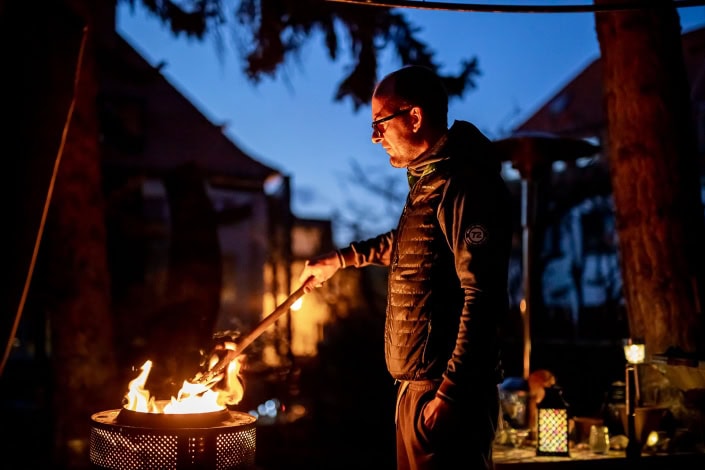 stimmungsvolles Portrait am Feuer stimmungsvolles Portrait am Feuer, ca eine Stunde nach Sonnenuntergang fotografiert. Canon EOS R & Sigma Art 50mm f1.4