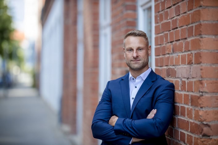 lockeres Businessbild vor roter Backsteinfassade lockeres Businessbild vor roter Backsteinfassade Canon EOSR & RF 85mm f/1.2L USM