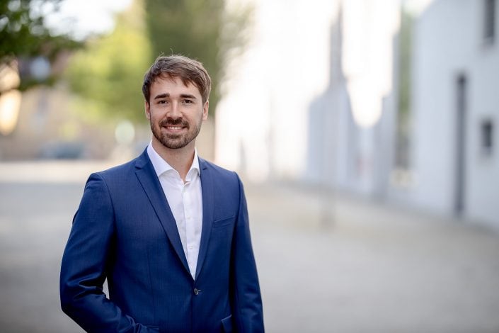 Tageslicht Businessportrait in Erfurt Business Bewerbungsbild vor modernen Hintergund fotografiert mit der Canon EOSR und RF 85mm f/1.2L USM