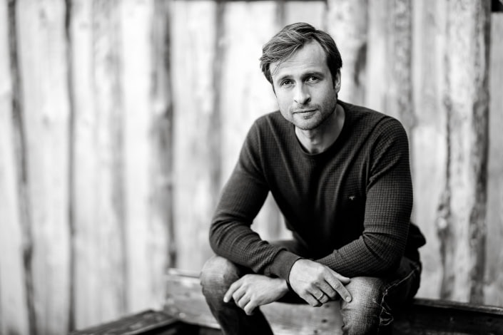 Portrait Schauspieler Thomas Stier-Koch Schauspieler Thomas Stier-Koch in einem Schwarz-Weiss Portrait fotografiert in Erfurt mit der Canon EOSR & RF 85mm f/1.2L USM