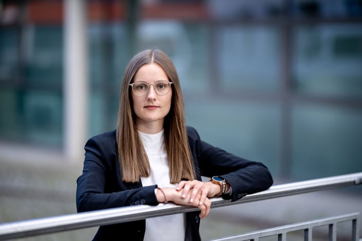 Business Close Up dezent freundliches Businessportrait fotografiert in Erfurt mit der Canon EOS R6 & RF 85mm f/1.2L USM