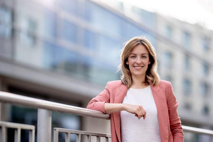 Business Portrait im Abendlicht Businessportrait mit Häuserfassade im Hintergrund fotografiert im Abendlicht in Erfurt mit der Canon EOS R6 & dem RF 85mm f1.2 bei Blende 1.2
