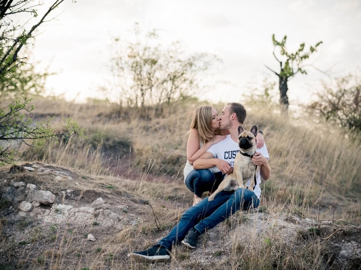 küssendes Paar mit Hund romantisches Paarfoto mit Hund entstanden in den Abendstunden auf der Schwellenburg © Andreas Pöcking Fotograf in Erfurt