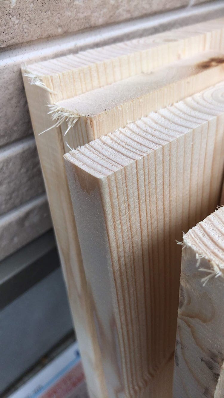 diy-shelf-storage190508_041.jpg 購入した木材のカットされた部分のバリがすごい画像