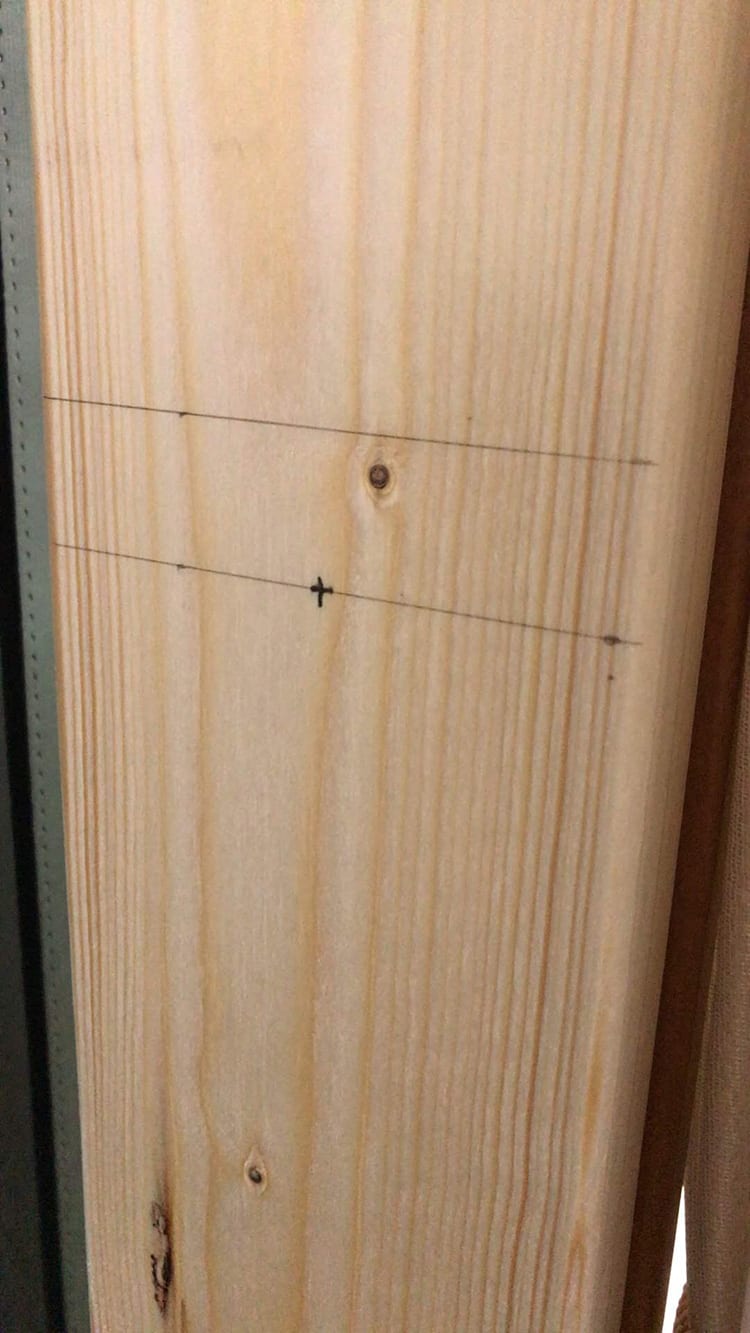 diy-shelf-storage190508_055.jpg 木材に鉛筆で下絵を書いている画像