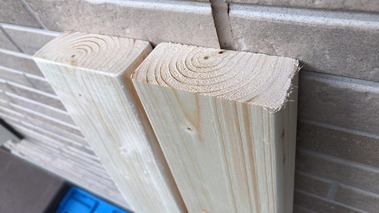 diy-shelf-storage190508_040.jpg カットされた部分が鋭利だったり、ささくれのようなバリがある木材の画像
