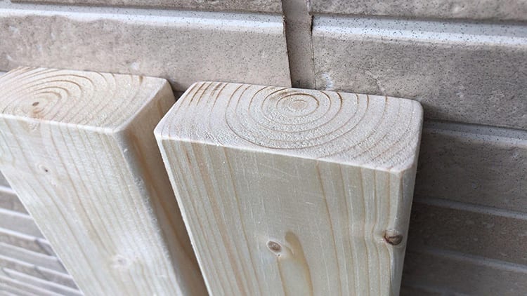 diy-shelf-storage190508_042.jpg ヤスリがけをして、多少丸くなったカットされた木材の断面画像