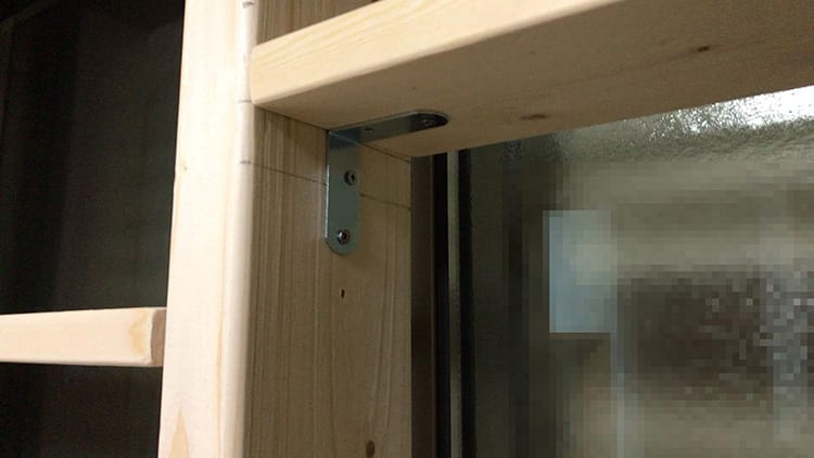 diy-shelf-storage190508_062.jpg L字型金具を取り付けたら、1 ✕ 4や1 ✕ 6棚を電ドリとネジで付けていくだけの画像