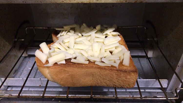 cheese-toast190516_015.jpg STEP3:焼けたパンにシュレッドチーズをのせたらトースターにセット