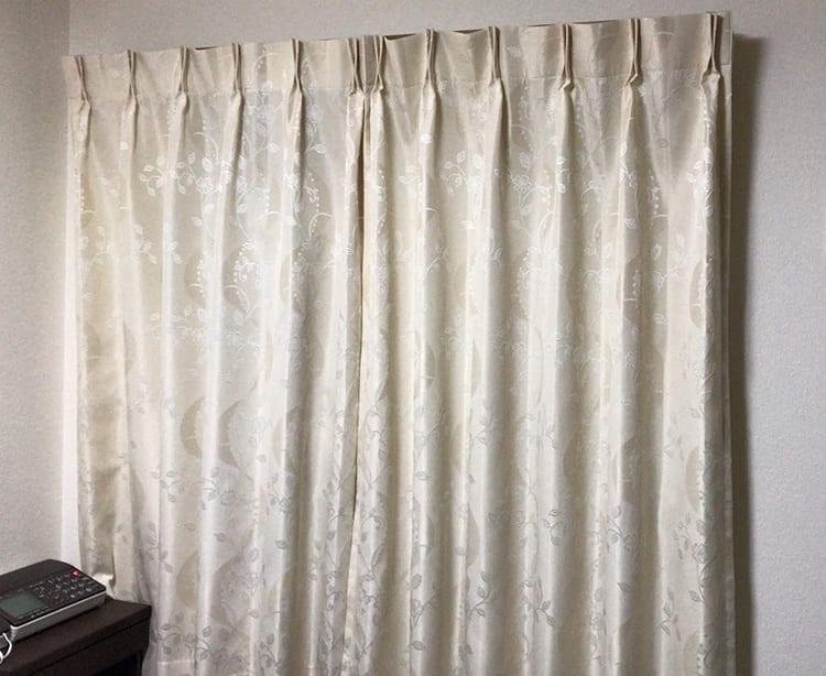 diy-shelf-storage190508_072.jpg 開かずの窓のカーテンを閉めたイメージ