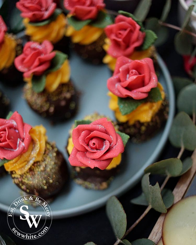 Beauty and the beast cupcake inspiration by Zay Bakes. Red roses with a sprinkling of glitter to add a shimmer.