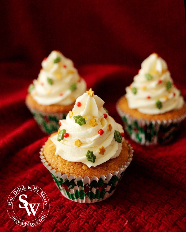 How to simple decorate Christmas cupcakes while keeping them stylish and sophisticated.