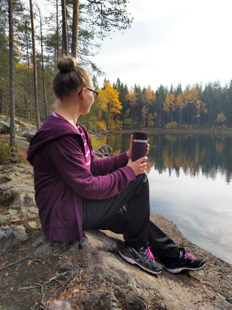Pilkuttajan Tiia luontoretkellä.