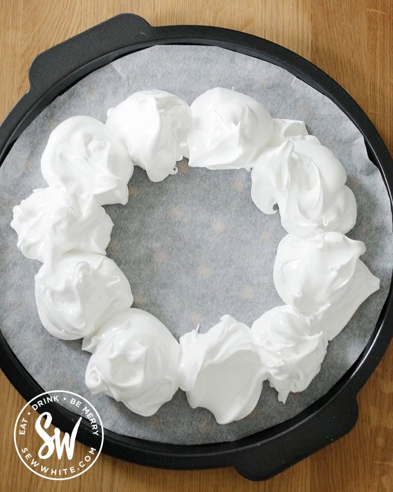 Blobs of meringue in a circle to make a wreath