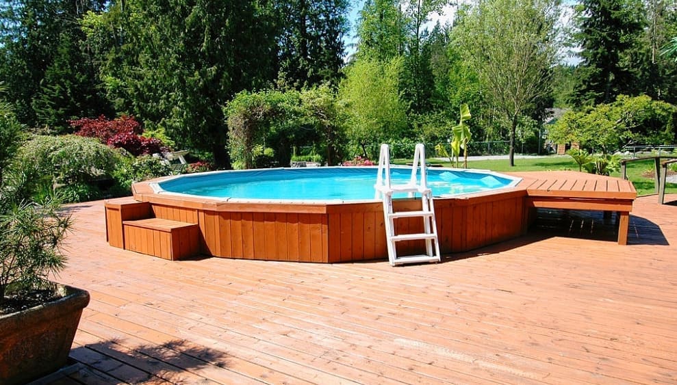 Piscina con tarima de madera para exterior Detecpa