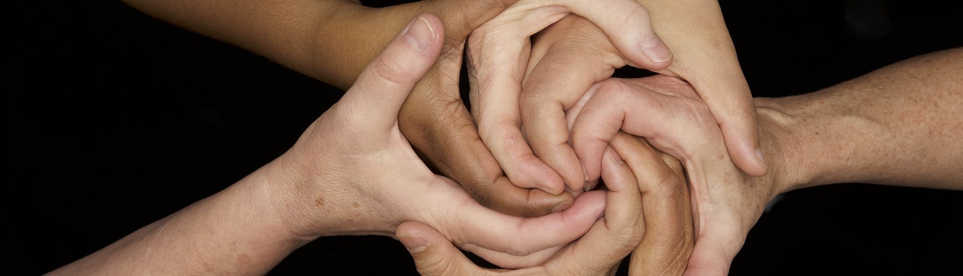 Jobs – Team 7 Hände verschiedenener Personen, die diese zusammenführen