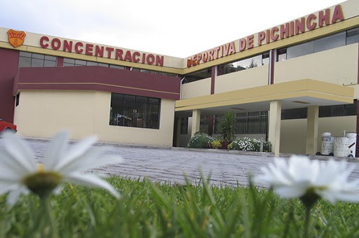 Empleados De La Concentracion Deportiva De Pichincha Protestan Por