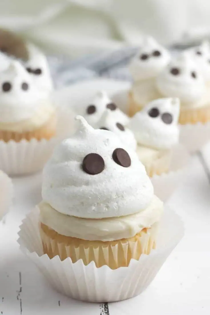 Scare up some cute Halloween fun with these adorable Halloween Ghost Cupcakes. These easy Halloween cupcakes will be the boo-tiful hit with the kids. #ghostcupcakes #halloweencupcakes #halloweensnack