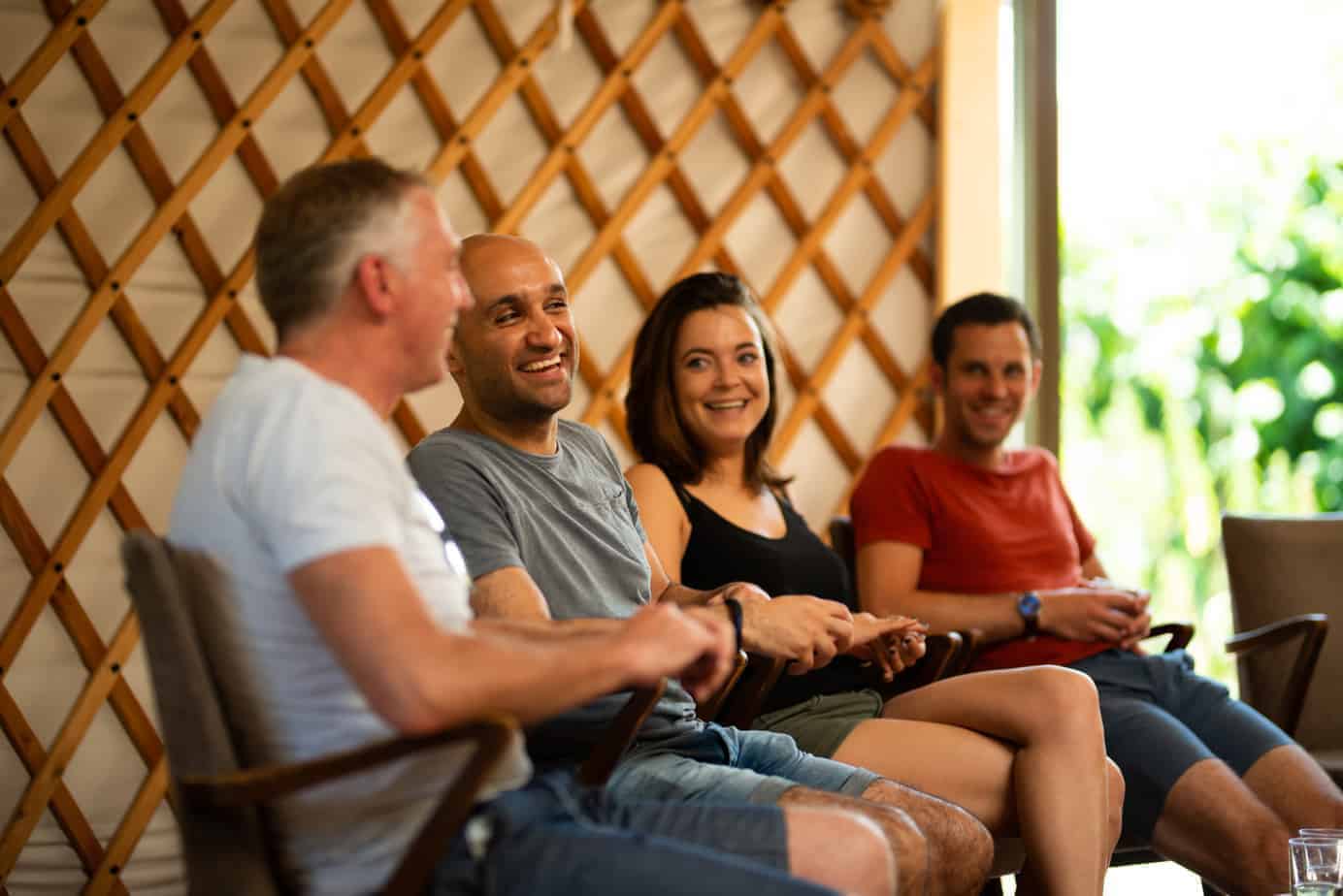 Lachende deelnemers tijdens een training mindfulness in Delft.