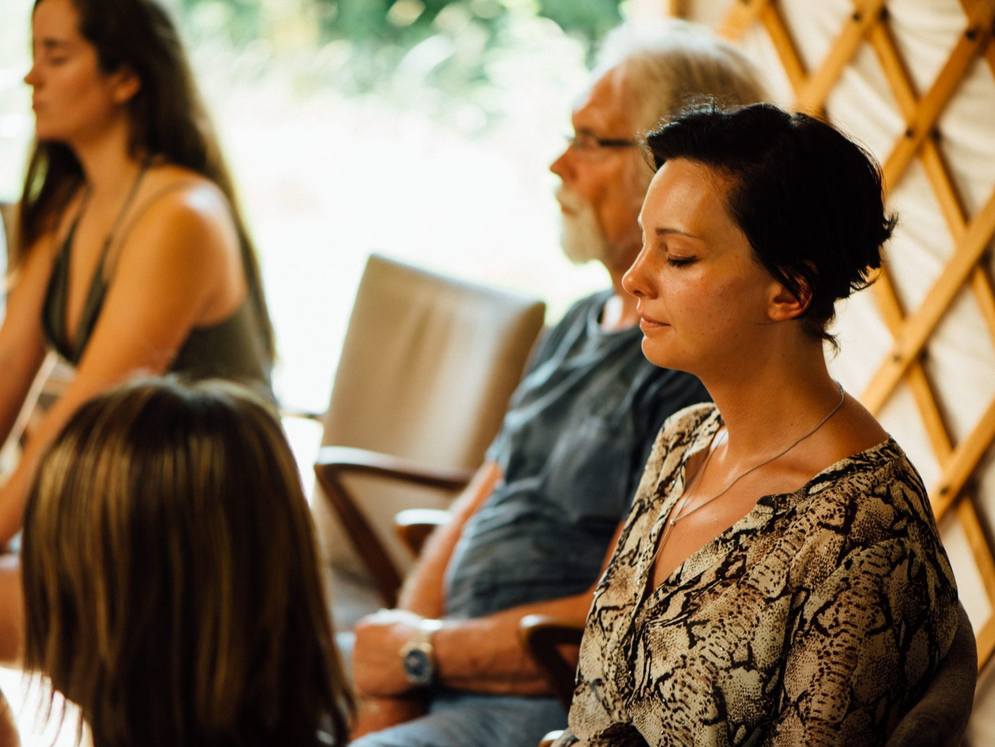 Deelnemers in meditatie tijdens een meditatiegroep.