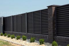 Жалюзийный забор кирпичными столбами