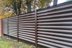 Жалюзийный забор с металлическими столбами без фундамента
