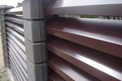 Жалюзийные заборы с бетонными блоками