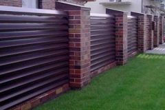 Жалюзийные забор с кирпичными столбами