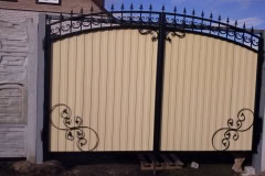Распашные ворота из профнастила с элементами ковки