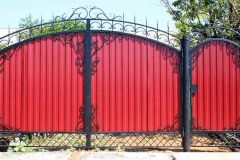 Распашные ворота из профнастила с элементами ковки