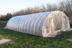 kak-zakryvat-plenkoy-teplitsu