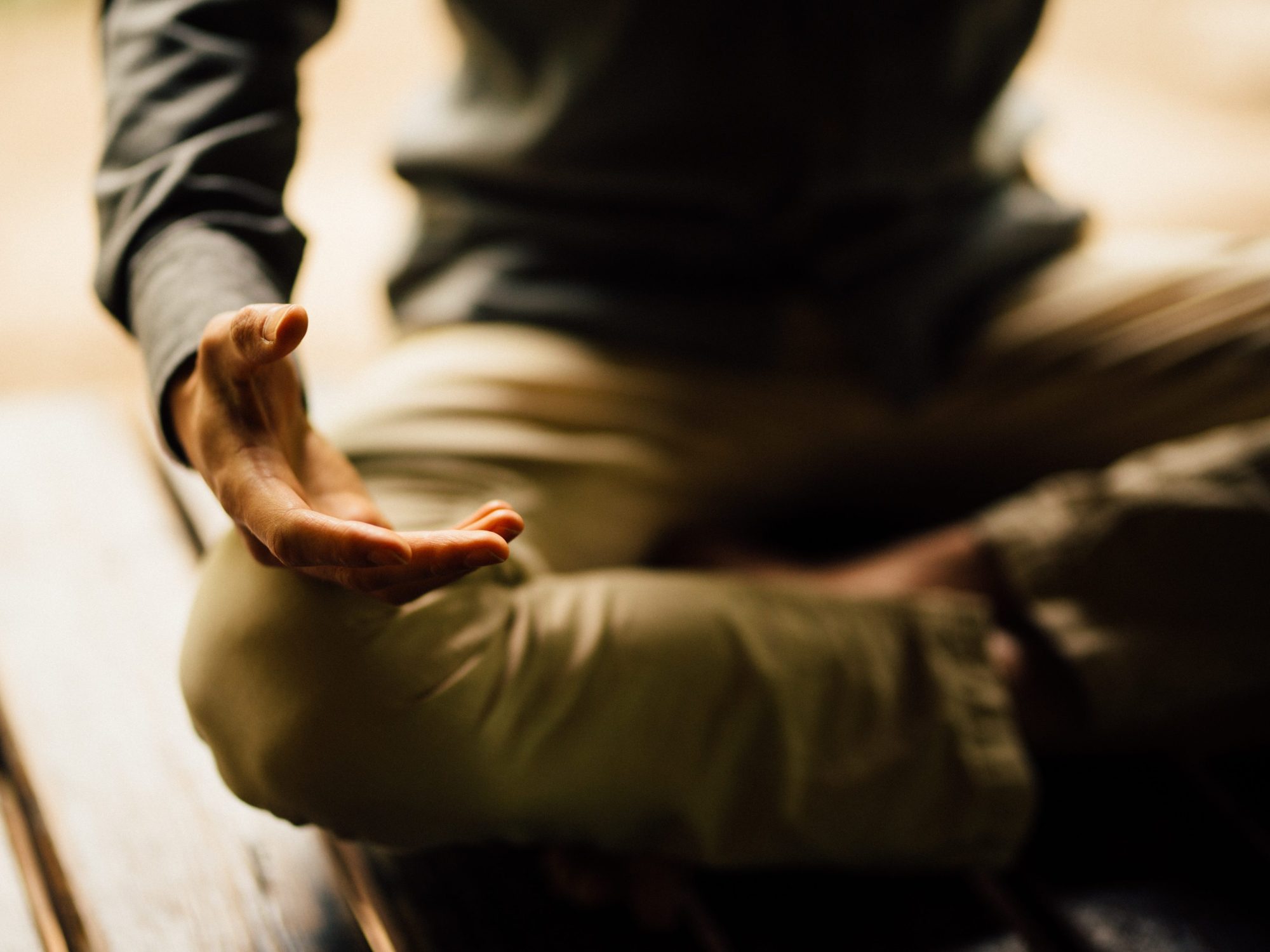 Detail van handpositie in mindfulnesstraining: Wat is mindfulness nu precies?