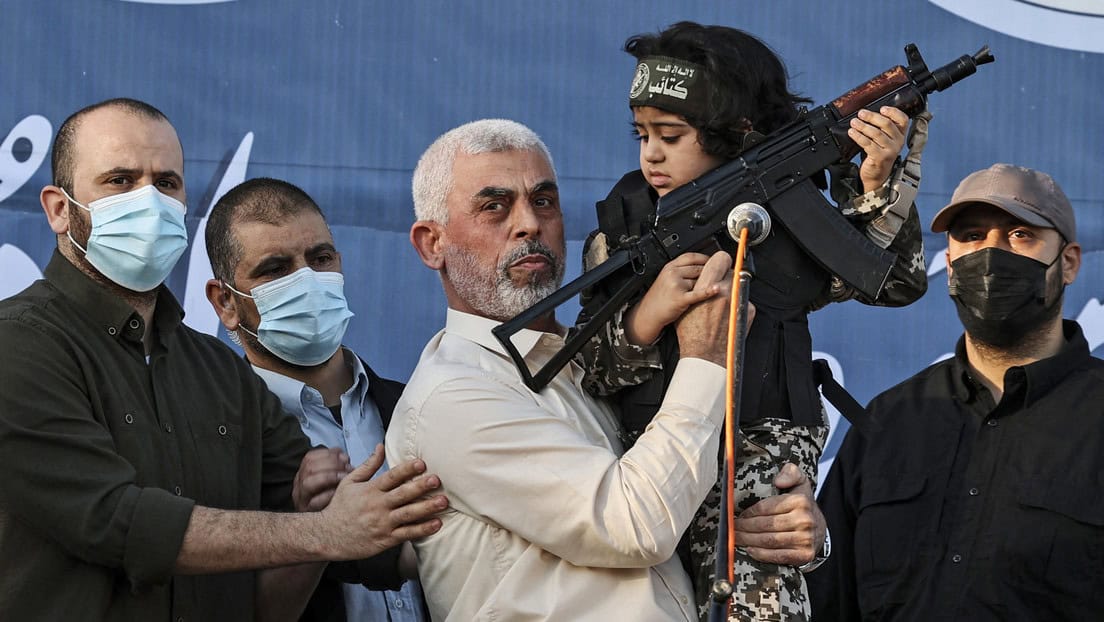 Lider de Hamás posando con un niño armado