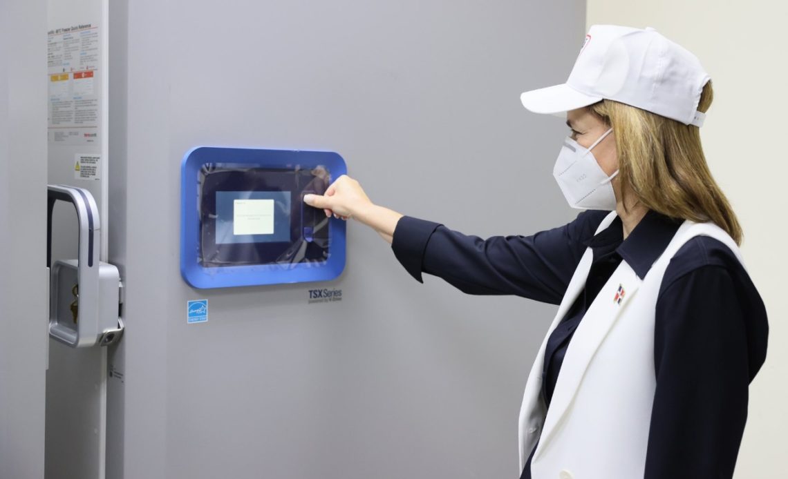 Raquel Peña y refrigerador de Pfizer