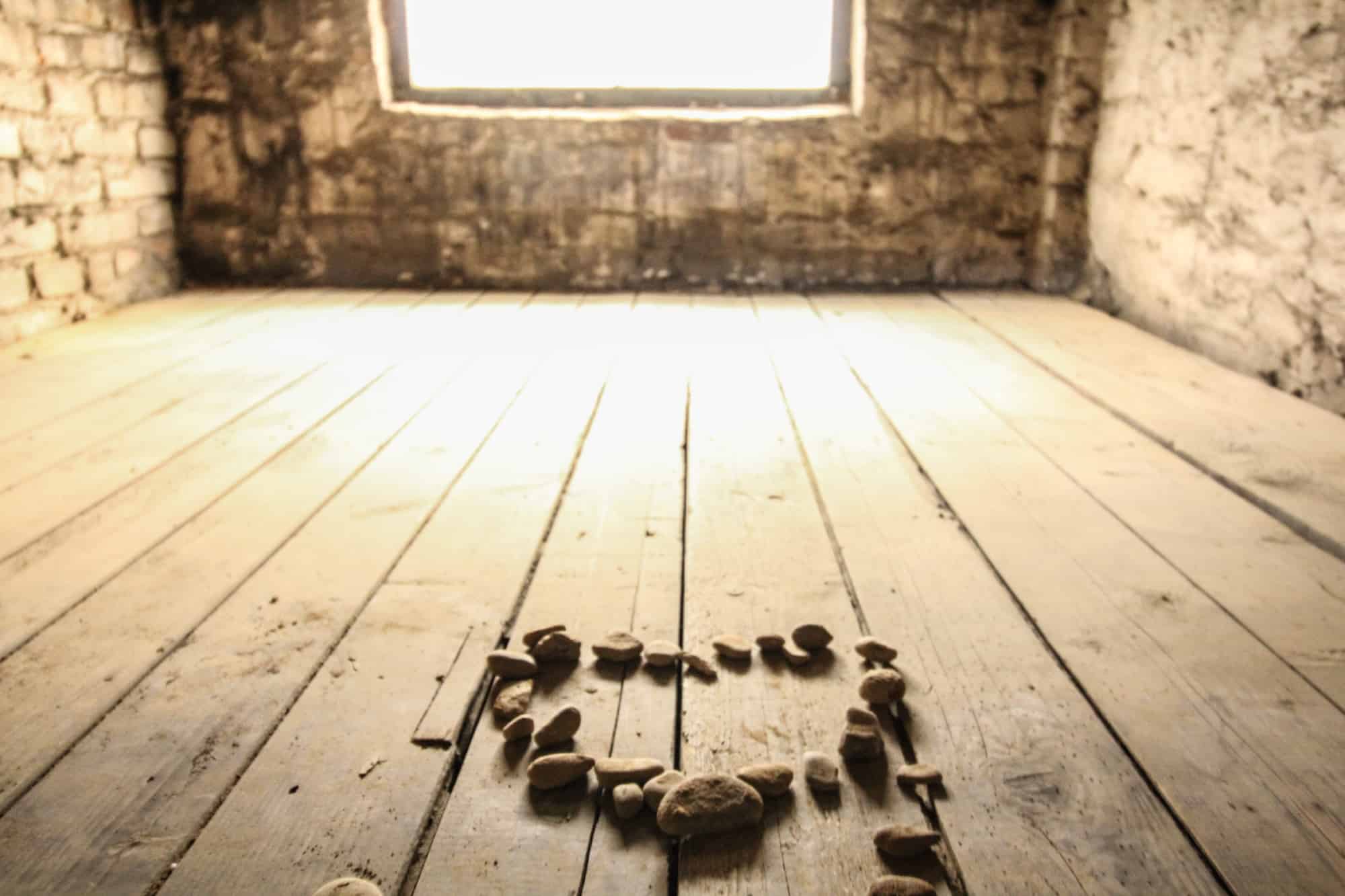 Auschwitz in Fotos – Wenn Worte nicht genug sind 22 herz auschwitz 2
