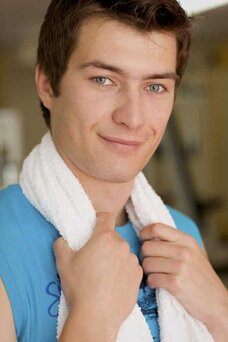 Vitaminas para hombres Un hombre sonríe en la foto