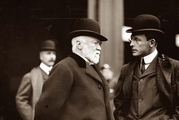 Andrew CARNEGIE (au centre de la photo) , fortune faite avait commandé à N. HILL une étude pour percer le secret de la réussite